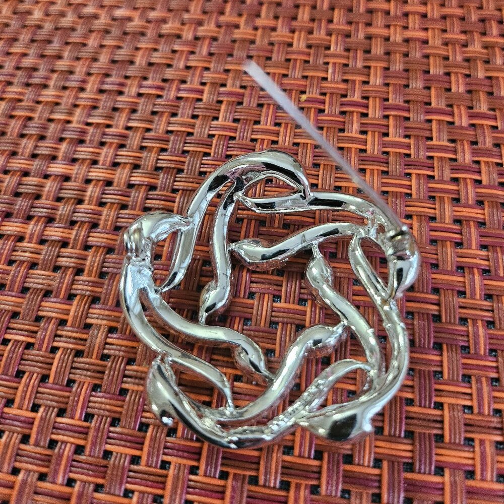 Vintage Silver Tone Wreath Pin - Picture 4 of 6